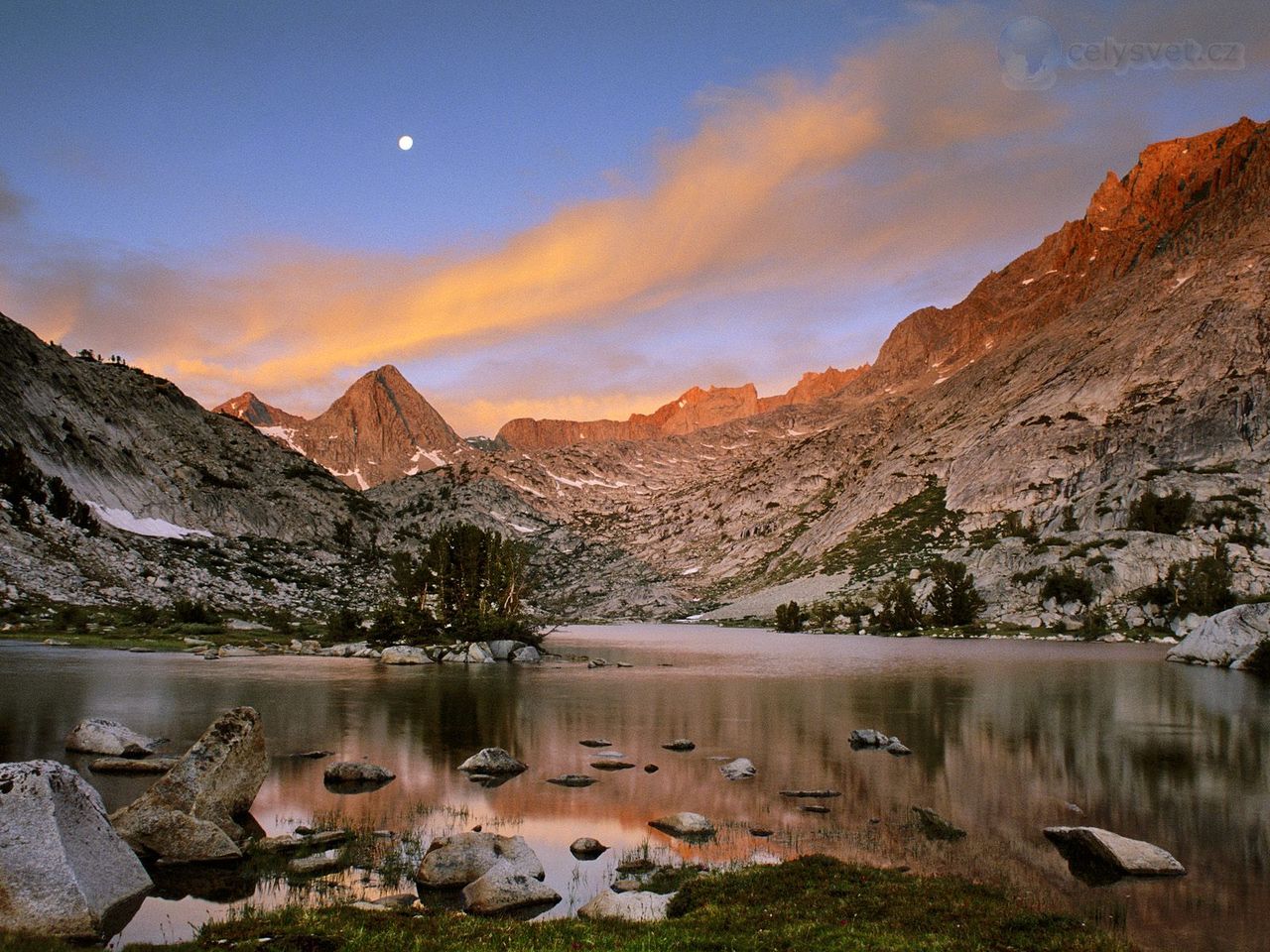 Foto: Full Moon Rising At Sunset Over Evolution Lake, Along The John Muir Trail, California