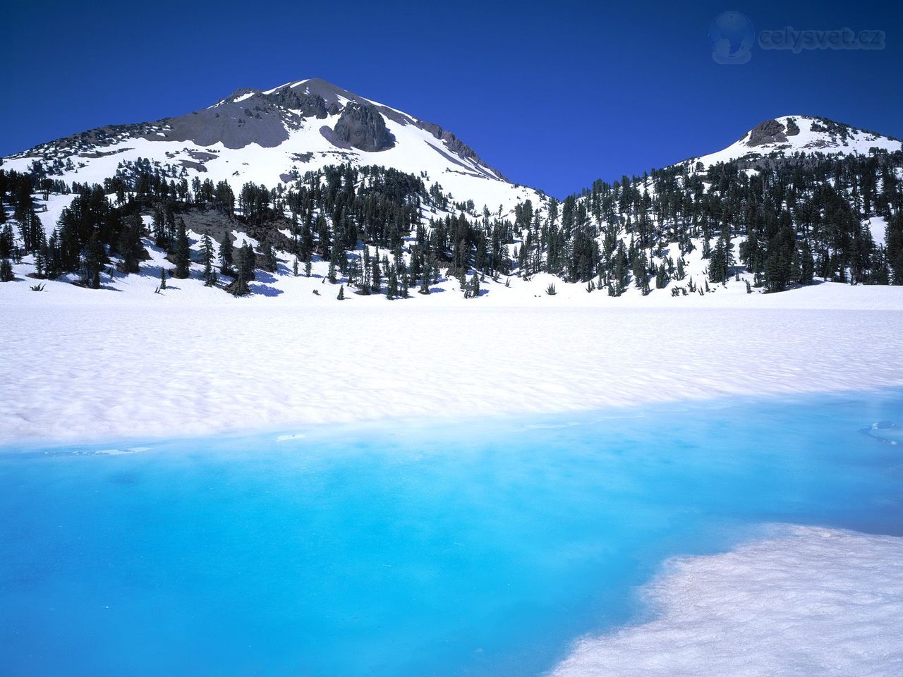 Foto: Lassen Peak And Snowmelt In Lake Helen, Lassen Volcanic National Park, California