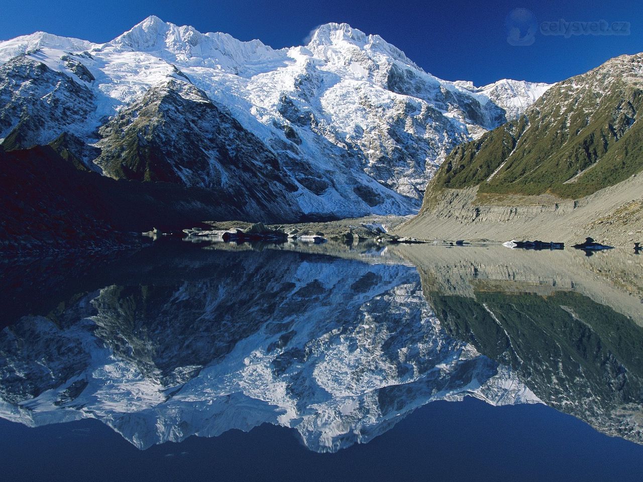 Foto: Mount Sefton Reflected In Mueller Glacier Lake, Mount Cook National Park, New Zealand