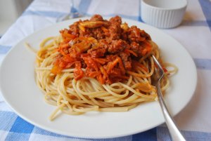 Recept online: pagety dle italskho fkuchae: pagety s omkou z mletho masa, ervenho vna, rajat, esneku a s vn bazalky